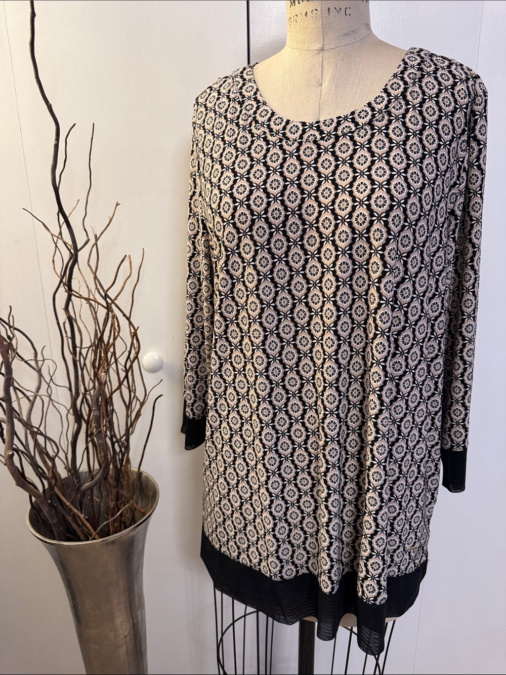 Anne Klein Black & Cream Geometric Long Sleeve Tunic